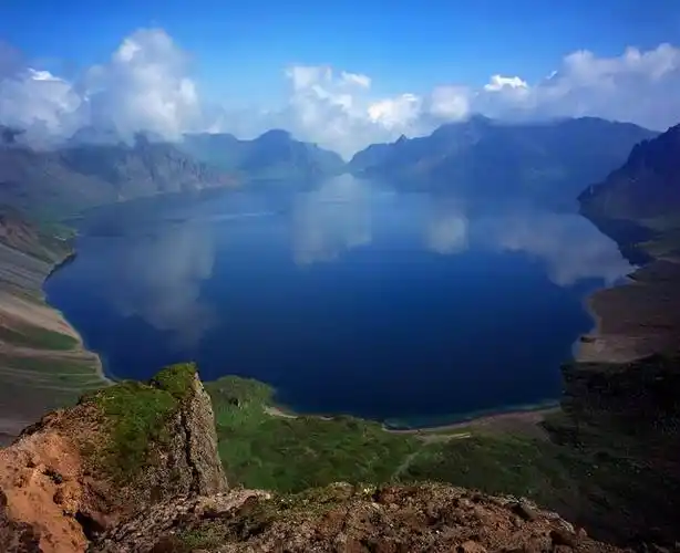 中国第一深湖:最深达373米,曾由我国独有,如今却一国一半