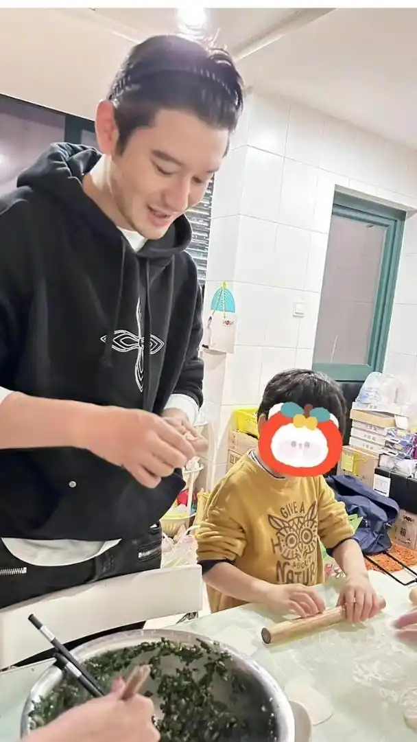 黄晓明现在已经去油了吗?他和儿子一起包饺子,小海绵会擀皮了!