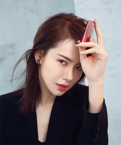 戚薇身着时尚职业装制服,展现完美气质