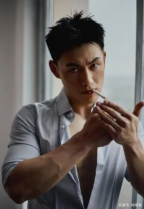 穿着个性时尚衬衫的90后男人,俊郎,帅气有气质,你喜欢正装控吗