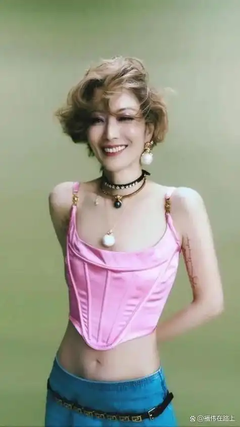 如今的郑秀文状态比过去更出色,她展现出的健康之美,才是真正值得追求