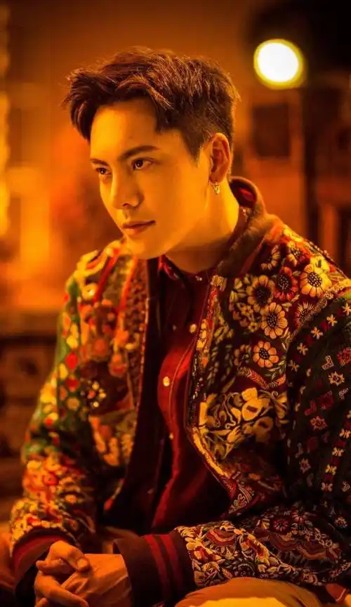 35岁陈伟霆久违营业,晒与侄女合照其乐融融,却被胡子抢镜