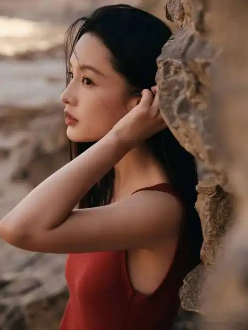 李沁32岁生日写真释出 红白两色交替野性十足