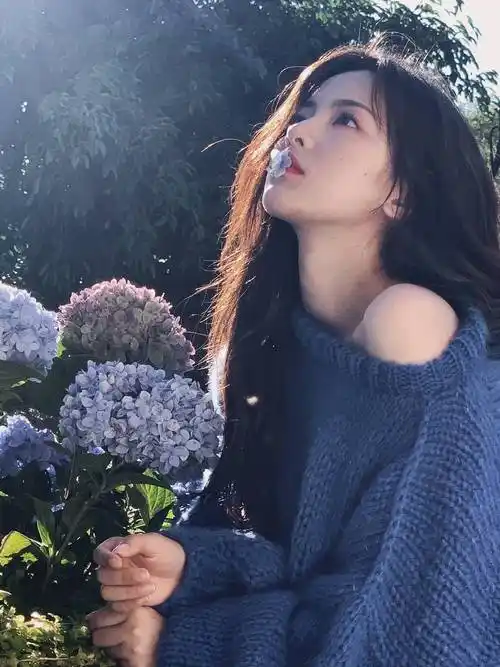 杨超越穿蓝色毛衣小露香肩 眼神撩人温柔又妩媚