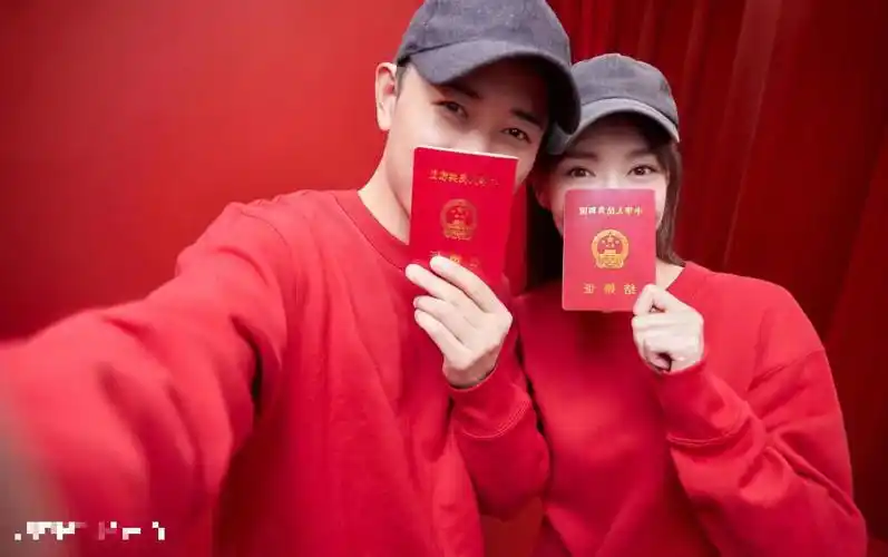 唐嫣罗晋终于官宣了维亚纳低调完婚,微博晒婚纱照甜蜜十足