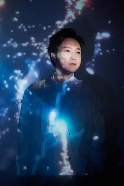 闪光的乐队即将开播李玉刚宣传大图发布光一样的男子