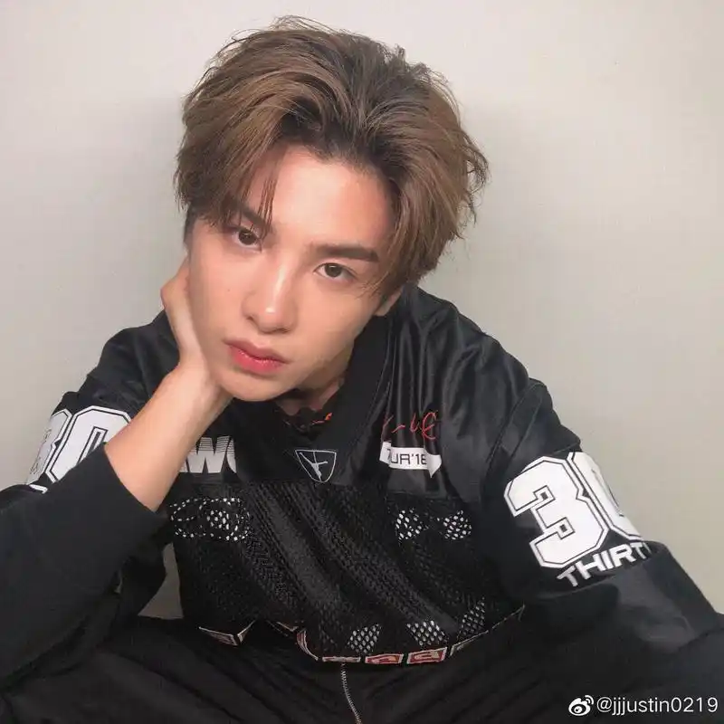 justin更博感谢师傅拍的帅气照片 师傅透露剩余六百多张一起发