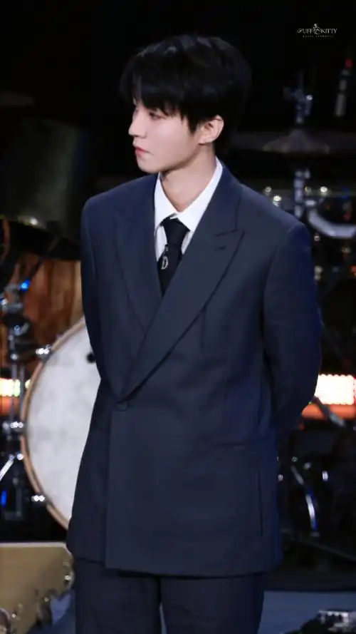 231011 平遥国际影展猫猫招手~#王俊凯红毯全身镜头##王俊凯成长的