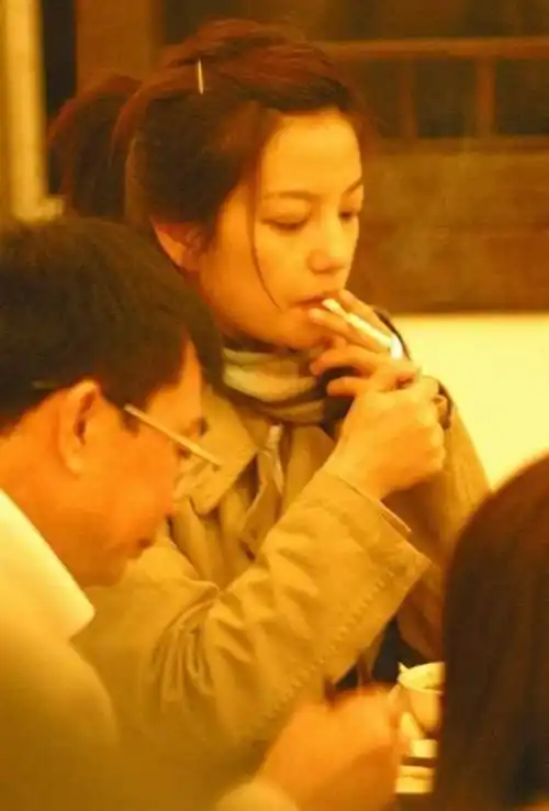 动作很娴熟,赵薇也是女强人,从实力派到导演,赵薇完美跨界,估计吸烟的