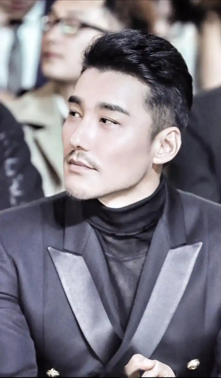 今日头条时尚盛典在成都盛大举行,"中国绅士"胡兵 身着黑色大衣搭配同