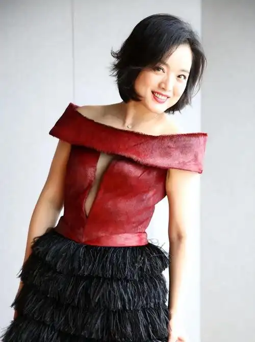 歌手白雪二婚嫁给小8岁的原艺48岁被宠成公主