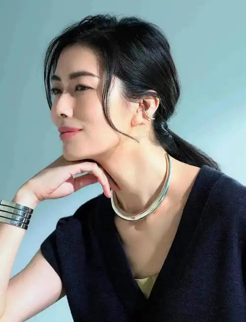 低,高马尾|马尾是一种将头发扎起来的发型,简单大方,适合各种场合.