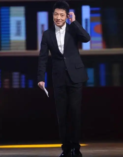 47岁撒贝宁告诉你:西装成套穿,色不过三,小个子也能穿