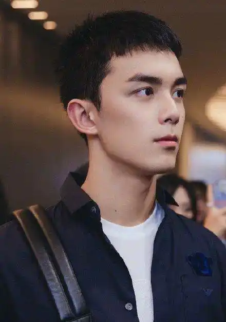 王俊凯寸头造型,带你看一看男明星寸头有多帅_男人_雕塑_tfboys