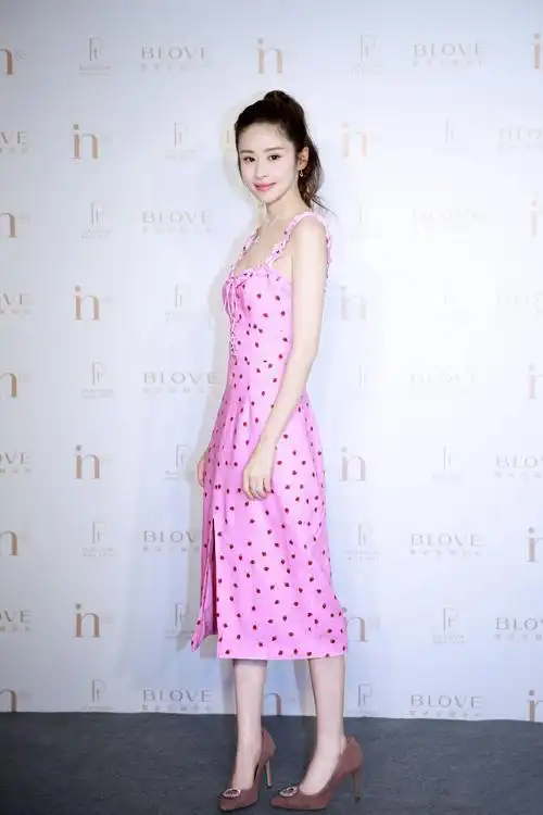 不敢想象!零下6度的冷天,颖儿穿草莓裙现身,高跟鞋遭网友吐槽