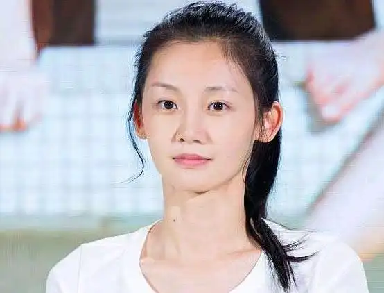 《芳华》女主苗苗素颜乘地铁,这纯天然颜值真是美