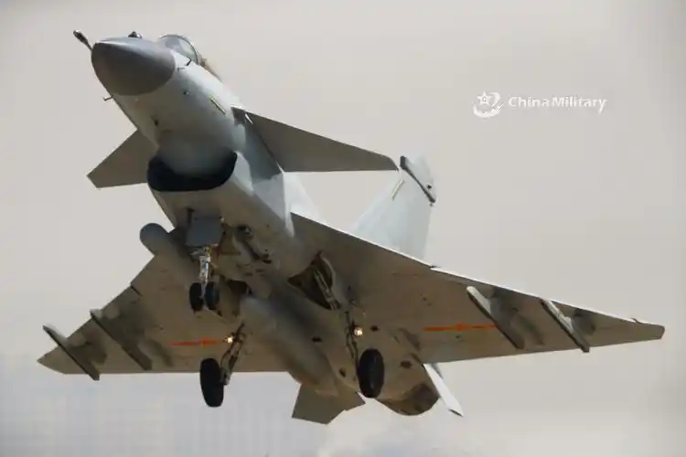 歼10b挂上电子眼堪称最强信号