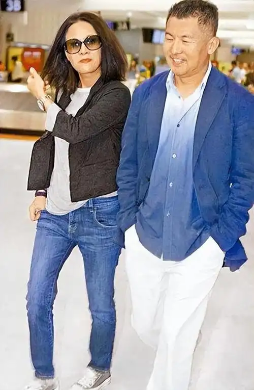 那英婚后17年老公熟悉的他!穿西装儒雅又帅气,颜值丝毫不输明星