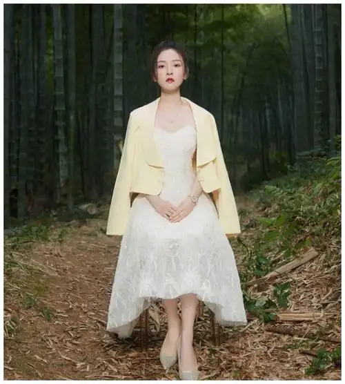 吴倩成熟造型亮相,烟灰色亮片修身裙沉稳大气,丸子头扎发是亮点