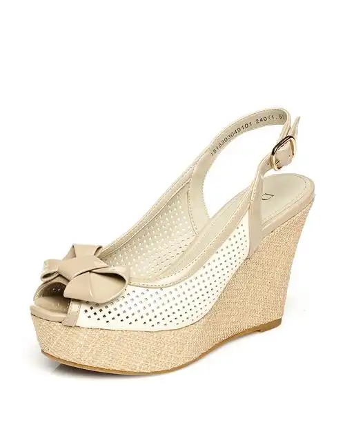 达芙妮白色女凉鞋