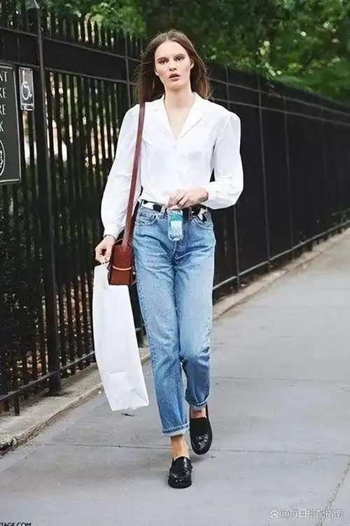 在适合春天的众多搭配中,"衬衣 牛仔裤"可谓是经典中的经典,它既能