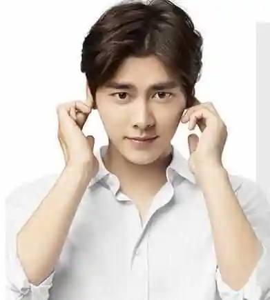 李易峰这个真的算是标准的五五中分发型,帅气依旧啊.