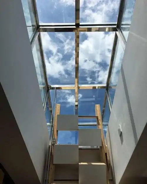 不信我们看这里所形成的一处采光天井就明白了.