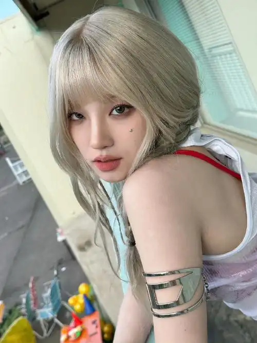 同桌的女孩红著脸递给我一面镜子,喃喃道:"只要不长称宋雨琦的样子就