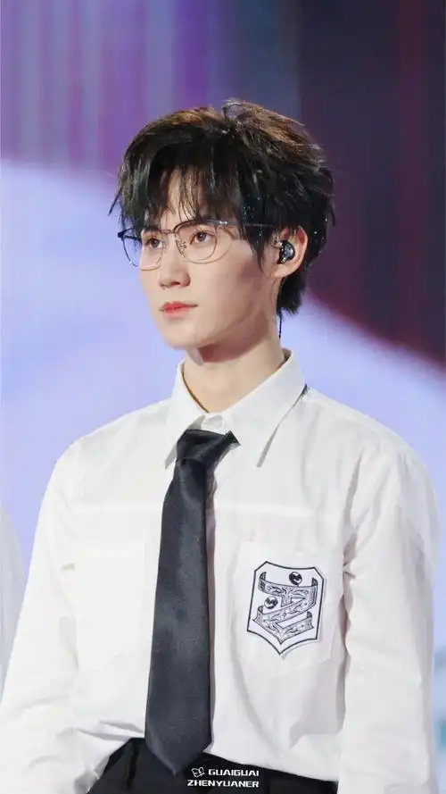 置顶张真源超话#张真源奔跑吧#98#消息源头#  延迟分享一些眼镜