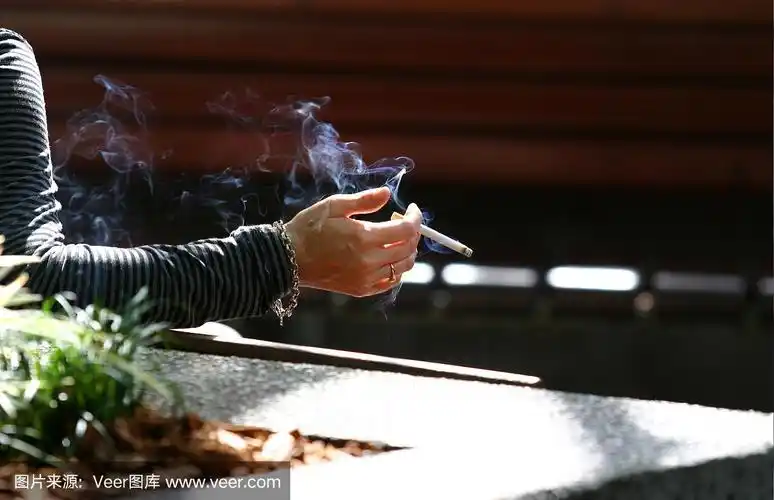 手拿着香烟