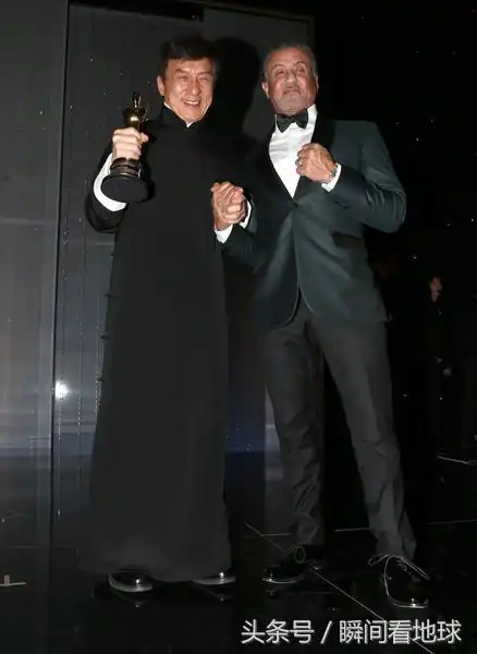 成龙与史泰龙同框出镜,这握手是在比拼实力吗!