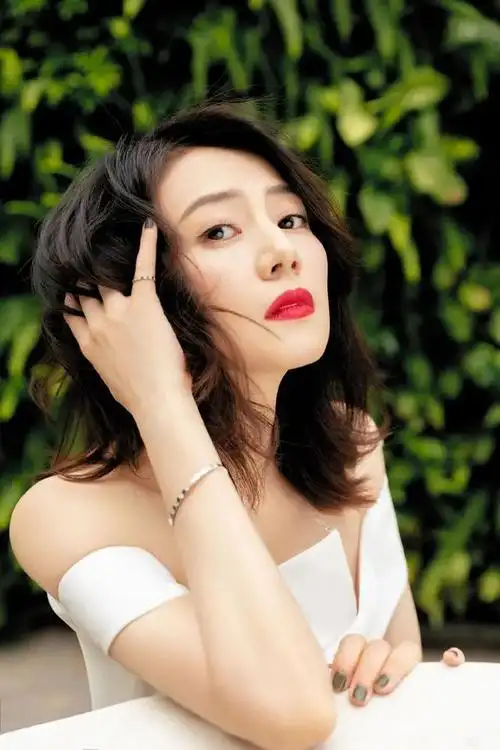 高圆圆身穿白色连衣裙大秀香肩肤白貌美太性感美艳