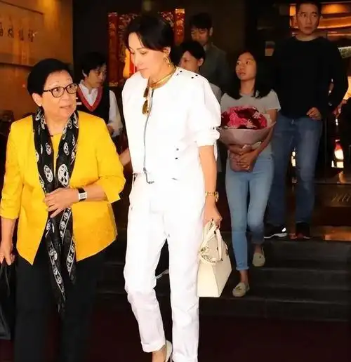 羡慕朱茵有11岁的女儿59岁刘嘉玲首回应不生子婆婆也左右不了