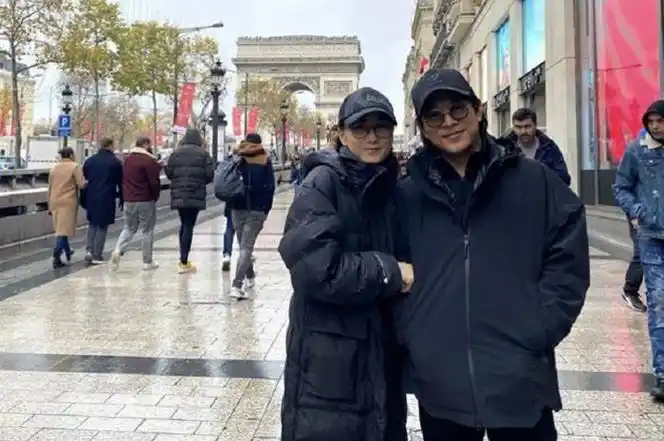 李连杰与利智与利智穿情侣装亲密合影