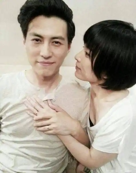 靳东与友人合影,穿着拖鞋很接地气!_网友_周扬青_女子