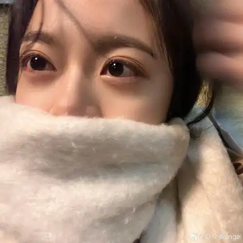 照##蒙面赵今麦#赵今麦素颜胶片照还有蒙面的麦麦,这大眼睛扑灵扑灵的