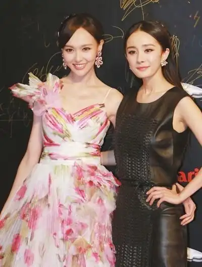 可以看到当红帅气的男女明星盛装出席,以最好的形象亮相;又能看到各路