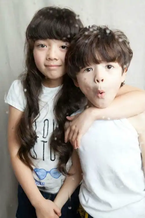 满意!中英混血儿"五花八门"-第1张图片-天福博客