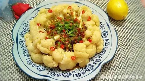 摆盘备用 最后再切1个小米椒点缀,撒上葱花即可,美味家常花菜就做好了