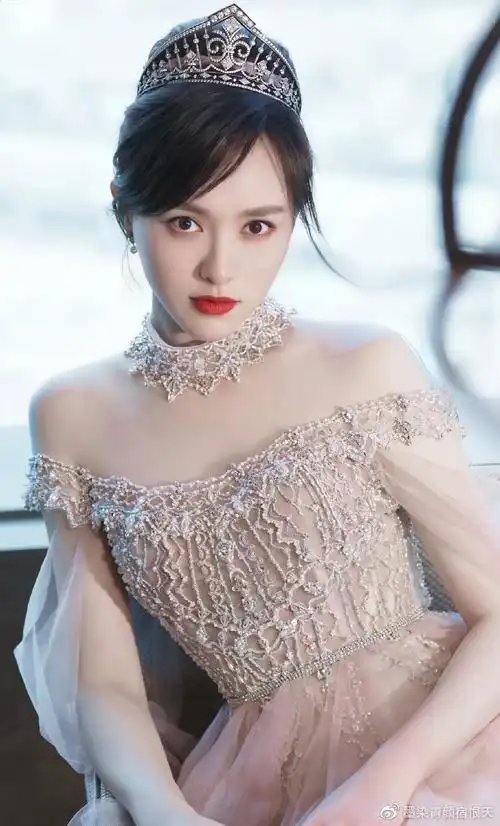 37岁唐嫣最新生图曝光纱裙皇冠化身小公主高清镜头下肌肤真嫩