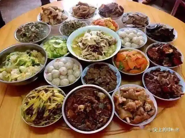 北方人与南方人的年夜饭,差距一目了然,你喜欢在哪边过年?