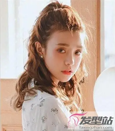 卷发怎么扎简单好看这些扎发让女生活泼减龄