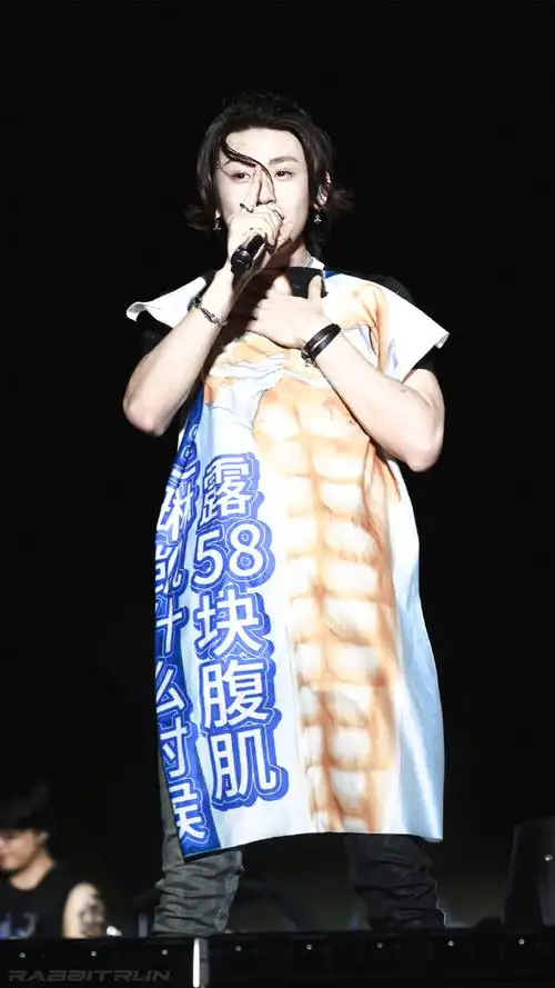 时间花在音乐上##小鬼王琳凯音乐节露58块腹肌##小鬼王琳凯音乐节