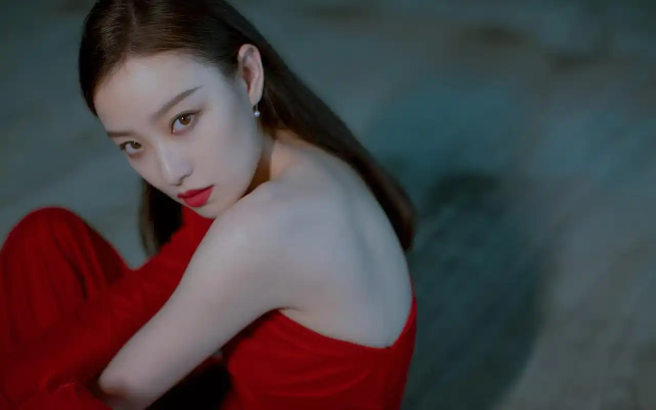 倪妮冷艳迷人写真桌面壁纸