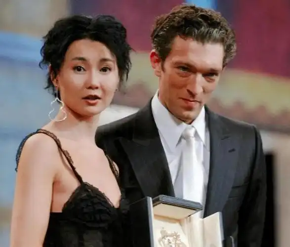 张曼玉:息影19年,身价百亿却住贫民区穿19元的鞋,正在优雅老去