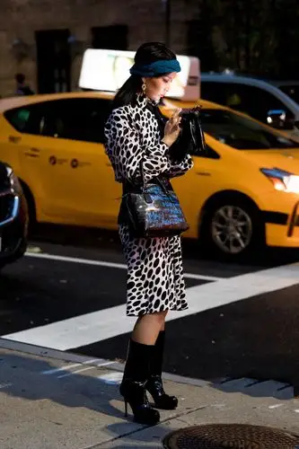 2019春夏时装周潮人街拍,前卫摩登趣味还不够原来够拉风才算酷