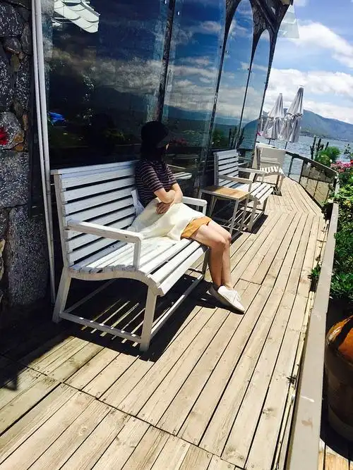 周末就在家捧着爆米花对着电视机,我喜欢一个人呆在家里什么也不做,也