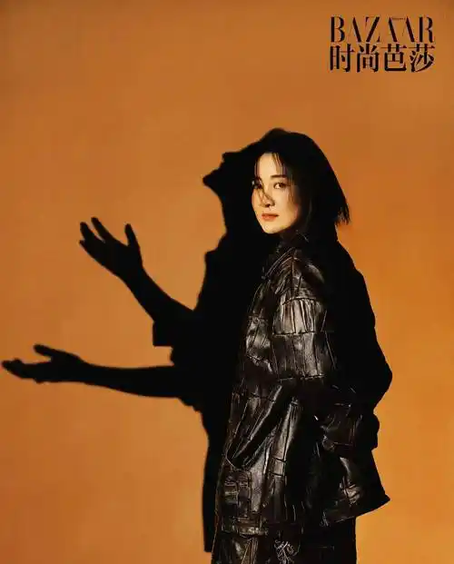 贾玲瘦身后首登封《时尚芭莎》,穿热裤秀美腿,时尚感蹭蹭往上涨_形象