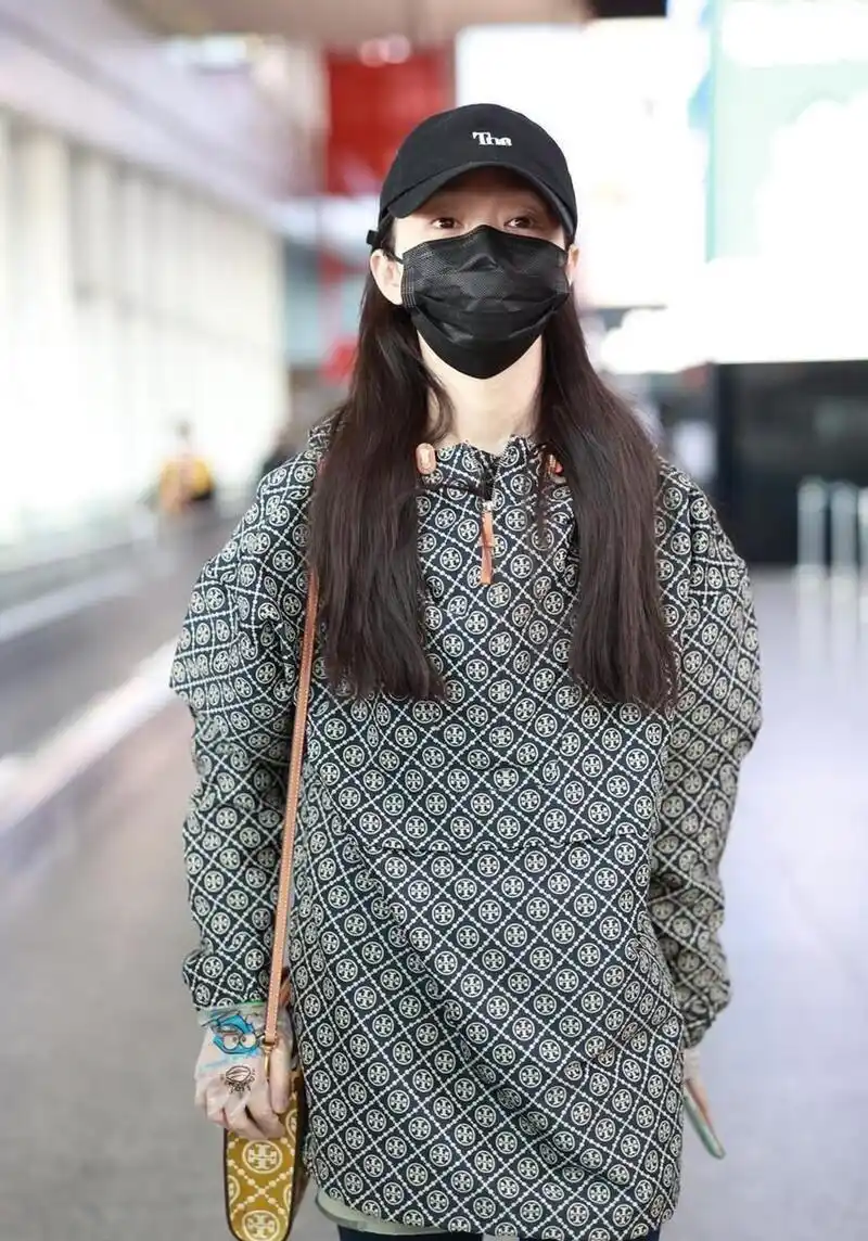 宋轶机场街拍,冲锋衣搭 打底裤 运动鞋活力满满,漂亮可爱