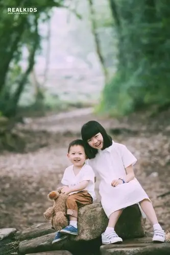 姐姐弟弟手牵手